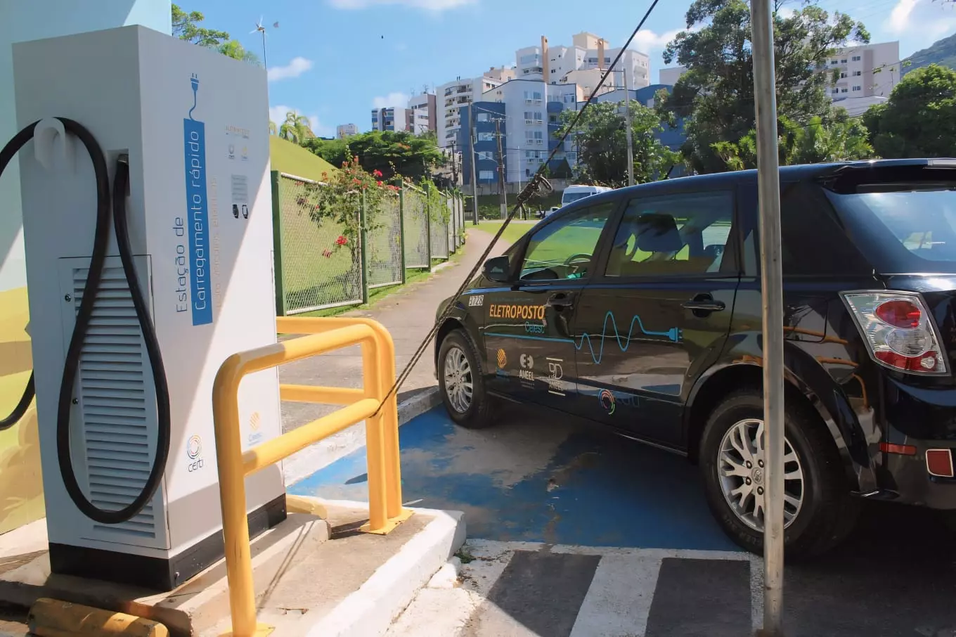 Celesc passa a cobrar por recarga de carros elétricos em eletropostos